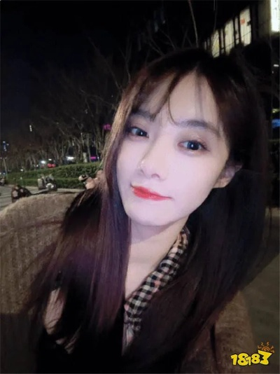 LPL女主持小钰晒春游照：心情大好 分手阴霾全退散