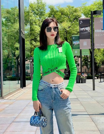 穿露脐装被说不得体？3类争议场景拆解+体面穿搭解决方案，秒懂分寸