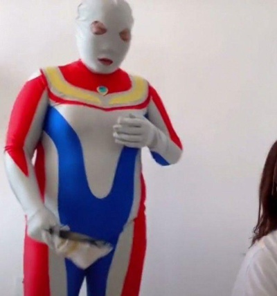 外婆扮奥特曼吓外孙爆火！隔代互动创意玩法拆解+避坑全攻略