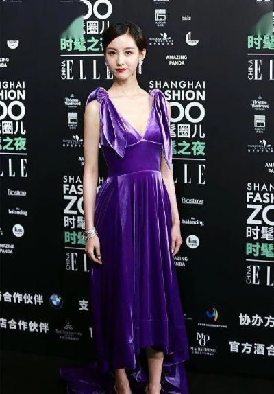 “浩浩妈”紫色长裙韵味十足！深V娇嗔 眼神拉丝了