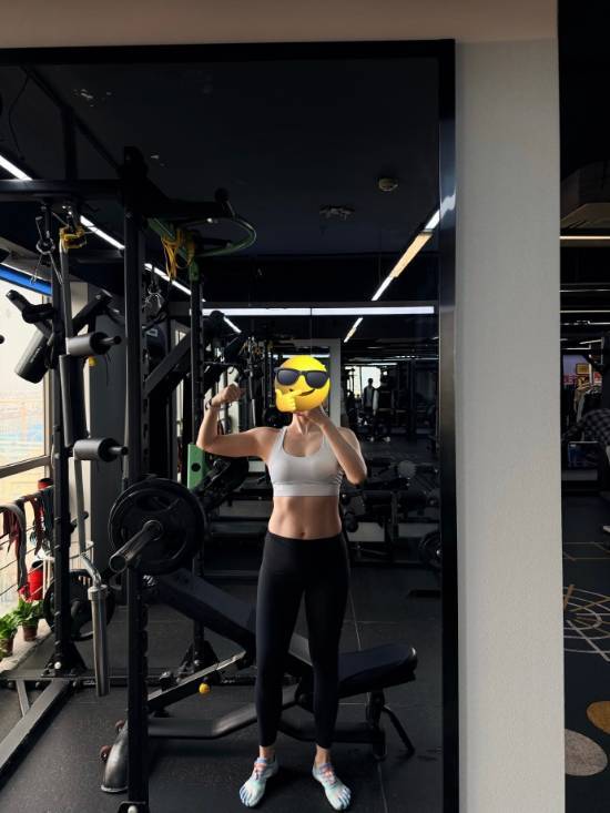 LOL主持人余霜晒健身照：孕期几乎每天都运动